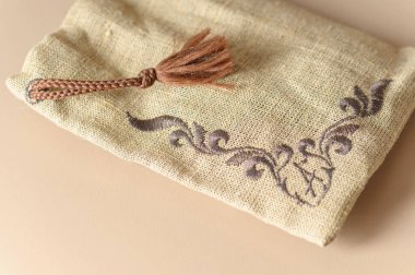 İpli küçük bir çuval bezi çantası. Kırsal bir hediye..