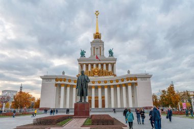Rusya, Moskova, Ekim 2019: Sergi pavyonu Central veya VDNH SSCB 'nin ana pavyonu önündeki sokak. Popüler bir turizm merkezi..