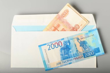Nakit paralar beyaz bir posta zarfında. Rus parası posta zarfında. Faturalar bir zarfta.