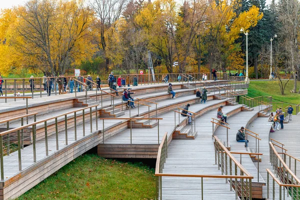 Rusia Moscú Octubre 2019 Bancos Madera Forma Anfiteatro Parque — Foto de Stock