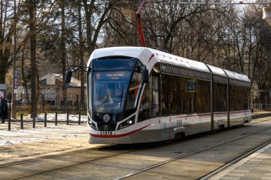 Moskova, Rusya, Şubat 2020. Moskova 'daki Izmailovsky Parkı' nda bir tramvay yolcu taşıyor..