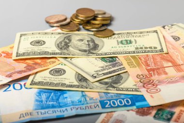 Nakit paralar ve madeni paralar. Amerikan ve Rus para banknotlarının ve sikkelerin geçmişi. Dolar ve ruble arkaplanı.