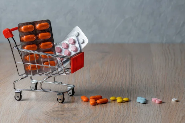 Alışveriş Arabasında Tıbbi Tablet Paketleri Var Laç Tabletleri Satın Almak — Stok fotoğraf