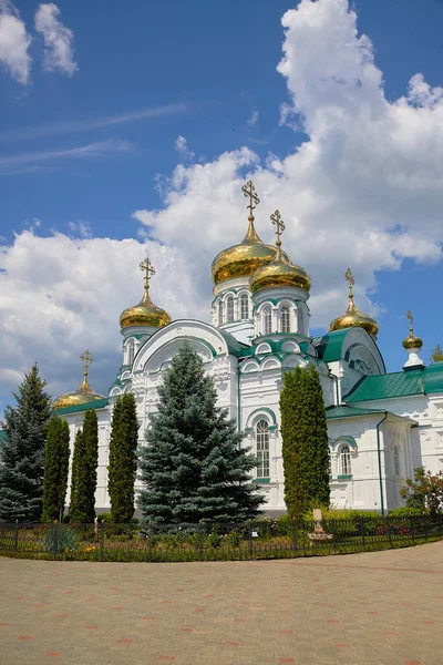 Rusya, Kazan Haziran 2019. Raif Manastırı 'nın ana tapınağı. Hıristiyan kültürü, turizm ve hac yolculuğu.