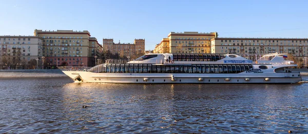 Moskau Russland Februar 2020 Ein Modernes Flussschiff Befördert Touristen Auf lizenzfreie Stockbilder