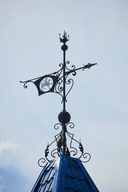 Rusya, Kazan Haziran 2019. Raif Manastırı 'ndaki hacılar için otelin binasında rüzgar gülü. Hıristiyan kültürü, turizm ve hac yolculuğu.