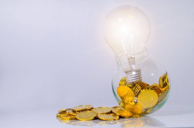 Tasarruf kavramı, para yığını / beyaz arkaplan sahnesi