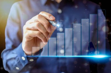 İş adamları dünya çapında para ticareti için grafikler sergiliyor 