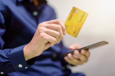 İş adamları alışveriş yapmak ve ticaret yapmak için akıllı telefondan kredi kartı kullanıyorlar.