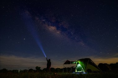 Samanyolu 'nu ve geceleri yıldızları izlemek için bir çadır kur.