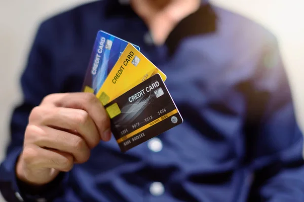 İş adamları kredi kartlarını satın almak, satmak, alışveriş yapmak ve iş yapmak için kullanır.
