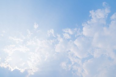 Gün boyunca bulutlar ve gökyüzü