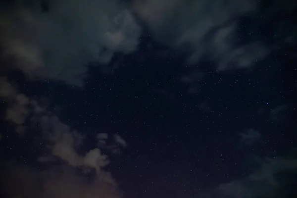 Himmel Und Wolken Und Sterne Der Nacht — Stockfoto