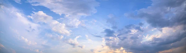 Panorama gökyüzü ve bulutlar, akşam ışığı