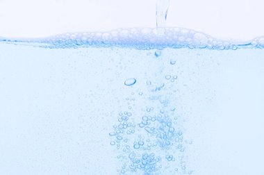 Açık mavi kabarcıklar ve su Beyaz arkaplan