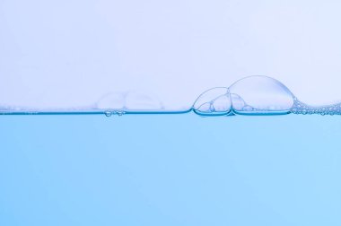 Açık mavi kabarcıklar ve su Beyaz arkaplan