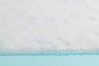 Açık mavi kabarcıklar ve su Beyaz arkaplan