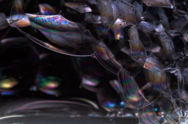 Siyah arkaplan baloncuğunda gökkuşağı