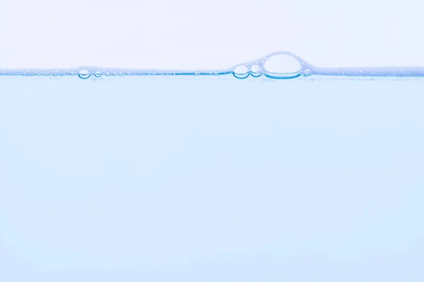 Jasnoniebieskie Bąbelki Woda Białe Tło — Zdjęcie stockowe