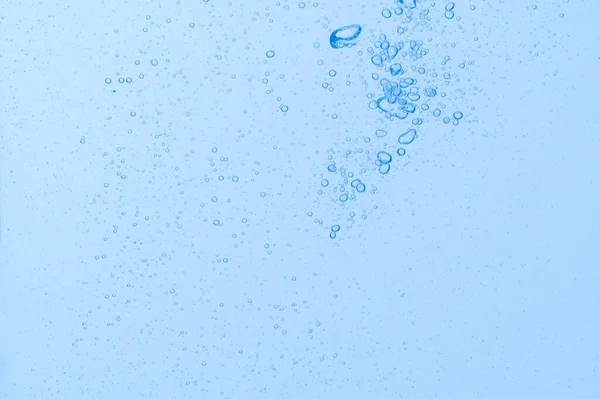 Γαλάζιες Φυσαλίδες Και Νερό Λευκό Φόντο — Φωτογραφία Αρχείου
