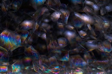 Siyah arkaplan baloncuğunda gökkuşağı