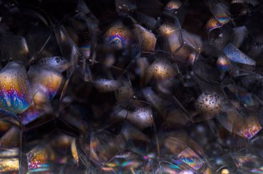 Siyah arkaplan baloncuğunda gökkuşağı