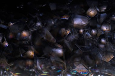 Siyah arkaplan baloncuğunda gökkuşağı