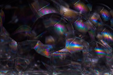 Siyah arkaplan baloncuğunda gökkuşağı