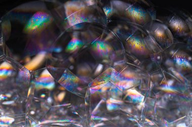 Siyah arkaplan baloncuğunda gökkuşağı