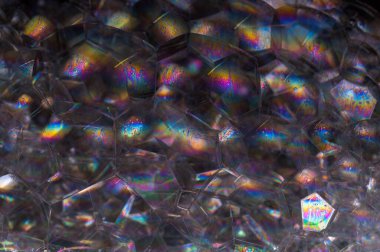 Siyah arkaplan baloncuğunda gökkuşağı