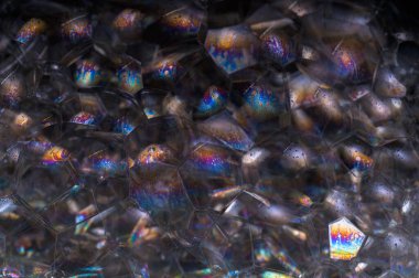 Siyah arkaplan baloncuğunda gökkuşağı