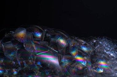 Siyah arkaplan baloncuğunda gökkuşağı