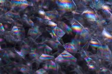 Siyah arkaplan baloncuğunda gökkuşağı