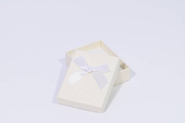 Beyaz arka planda kremalı beyaz hediye kutusu