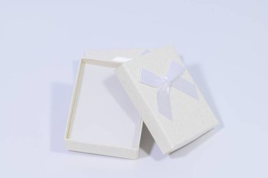 Beyaz arka planda kremalı beyaz hediye kutusu