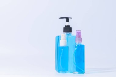 Ellerini yıkamak için alkol jeli. Coronavirüs veya covic-19 patojenleri önlemek için. Beyaz arkaplan