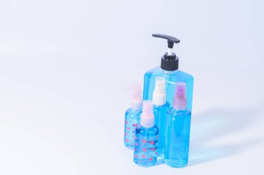 Ellerini yıkamak için alkol jeli. Coronavirüs veya covic-19 patojenleri önlemek için. Beyaz arkaplan