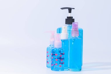 Ellerini yıkamak için alkol jeli. Coronavirüs veya covic-19 patojenleri önlemek için. Beyaz arkaplan