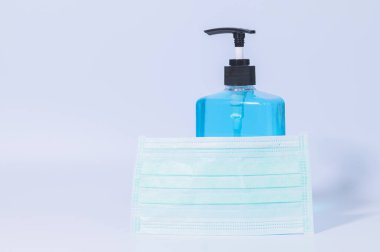 El yıkamak için alkol jöleli hijyenik maske. Coronavirüs veya covic-19 patojenleri önlemek için. Beyaz arkaplan