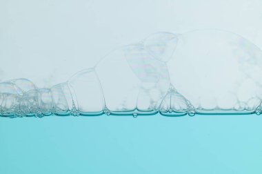 Açık mavi kabarcıklar ve su Beyaz arkaplan