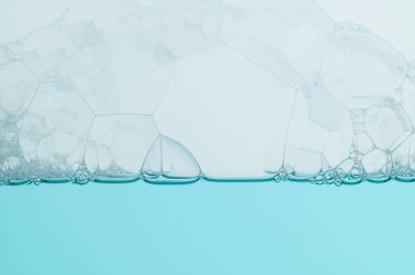 Açık mavi kabarcıklar ve su Beyaz arkaplan