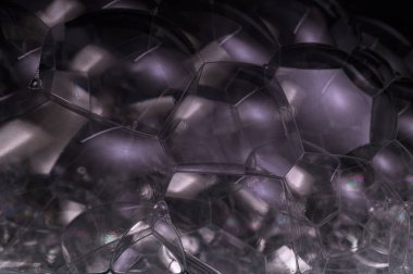 Siyah arkaplan baloncuğunda gökkuşağı