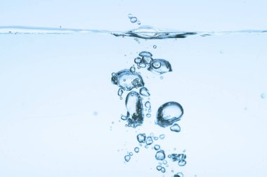 Mavi sudaki kabarcıklar Beyaz arkaplan