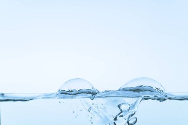 Mavi sudaki kabarcıklar Beyaz arkaplan