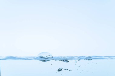 Mavi sudaki kabarcıklar Beyaz arkaplan