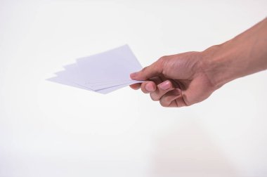 Beyaz arka plandaki belge işadamının elinde.