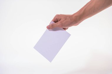 Beyaz arka plandaki belge işadamının elinde.