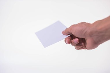 Beyaz arka plandaki belge işadamının elinde.