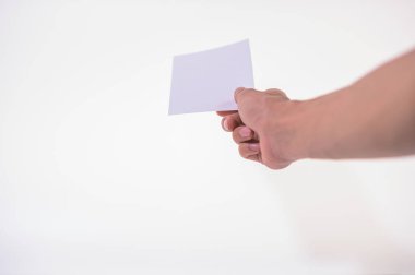 Beyaz arka plandaki belge işadamının elinde.