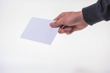 Beyaz arka plandaki belge işadamının elinde.